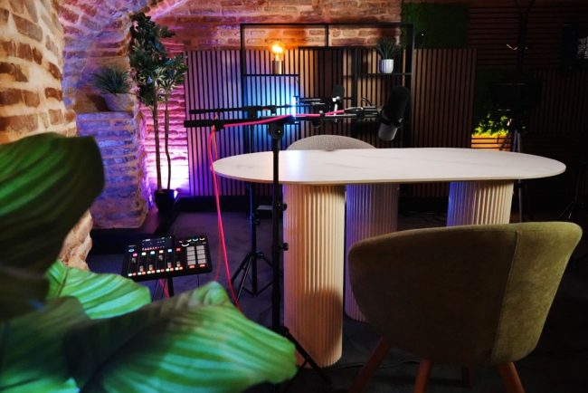 Le décor briques rouges du studio La Voûte à Toulouse, table de mixage et chaises
