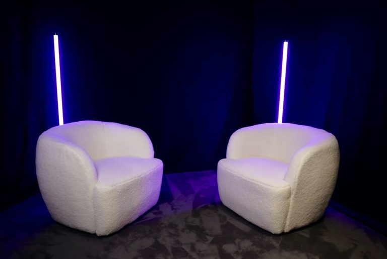 Décor cinéma du studio La Voûte à Toulouse, éclairé en néons violets