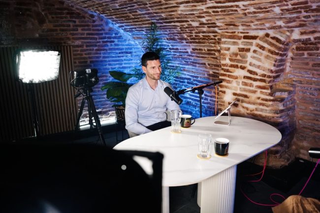 Dirigeant assis face caméra en interview dans le studio La Voûte à Toulouse, tournage d'une vidéo de personal branding