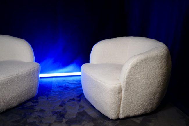 Décor cinéma du studio à louer à Toulouse, deux fauteuils et néons bleus