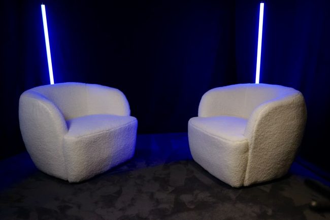 Décor cinéma du studio d'enregistrement La Voûte à Toulouse, deux fauteuils sous les néons